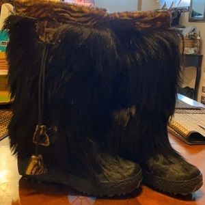 OSCAR GOAT FUR BOOTS